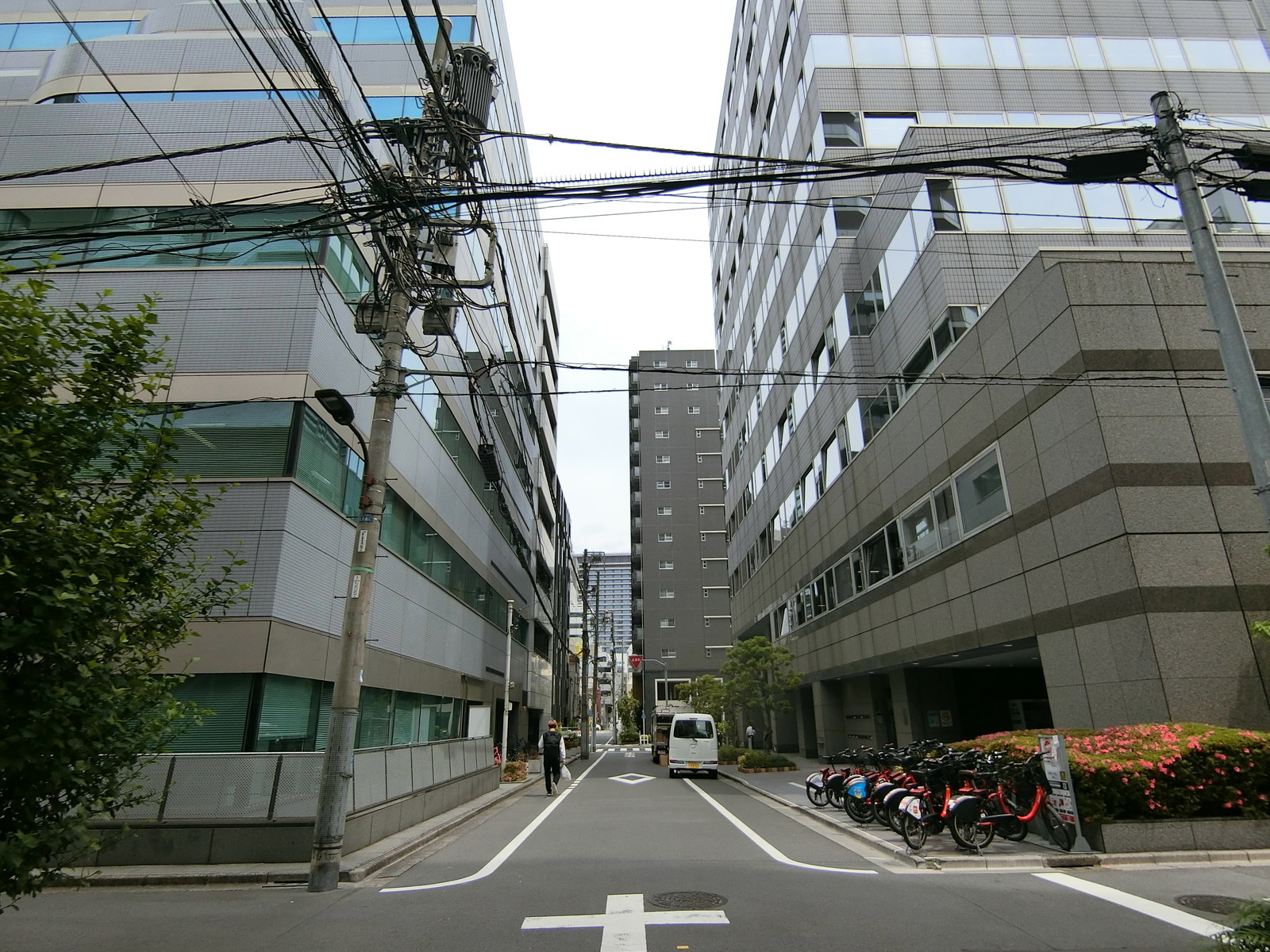 上地ビル前面の通り