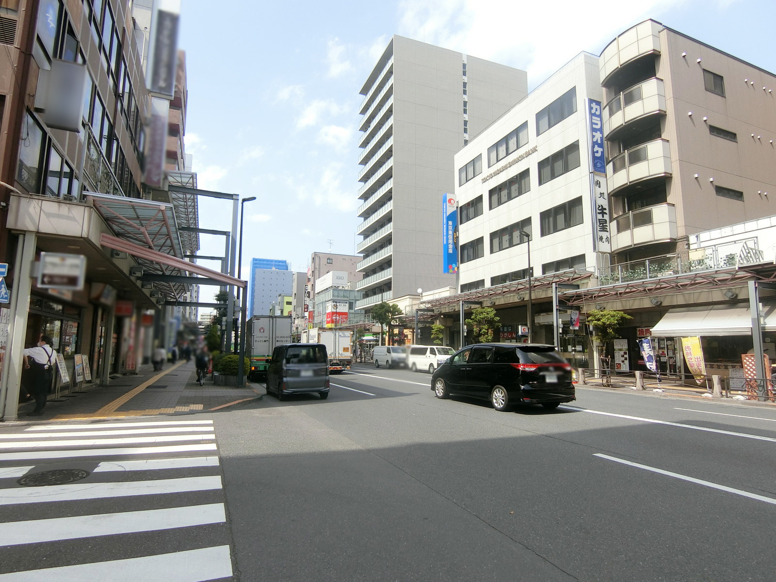 HTビル前面の明治通り