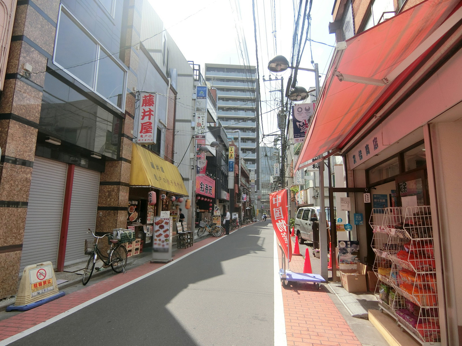 周辺は飲食店の多いエリア