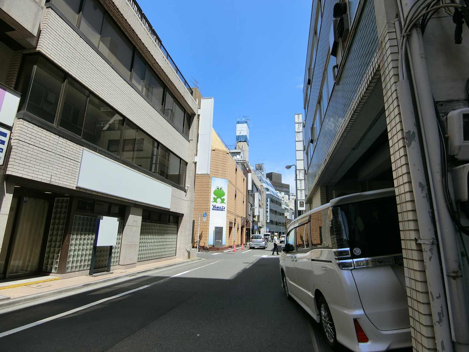 オフィスビル前面の通り