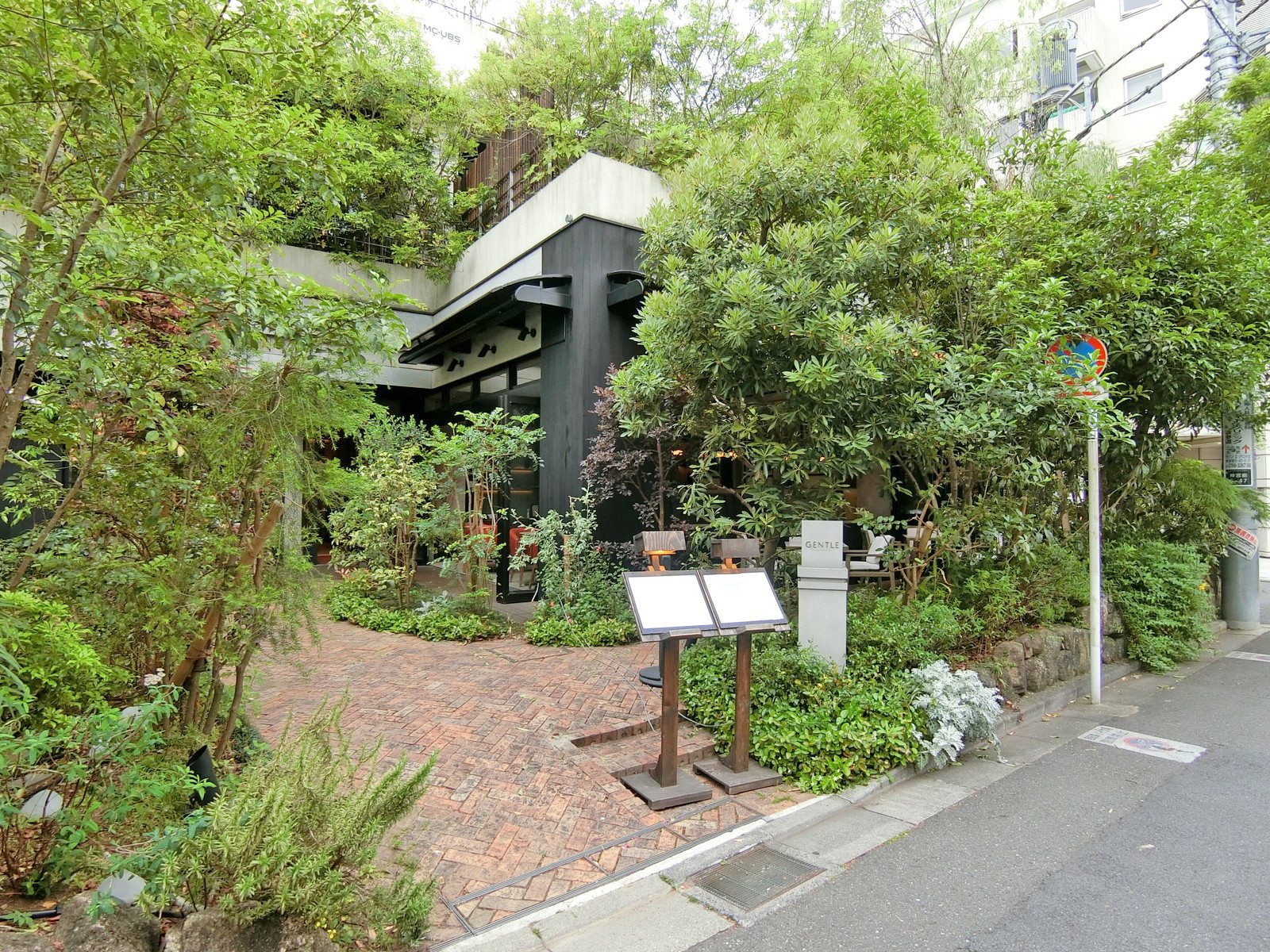 向かいのGENTLE Dining & Sushi Bar
