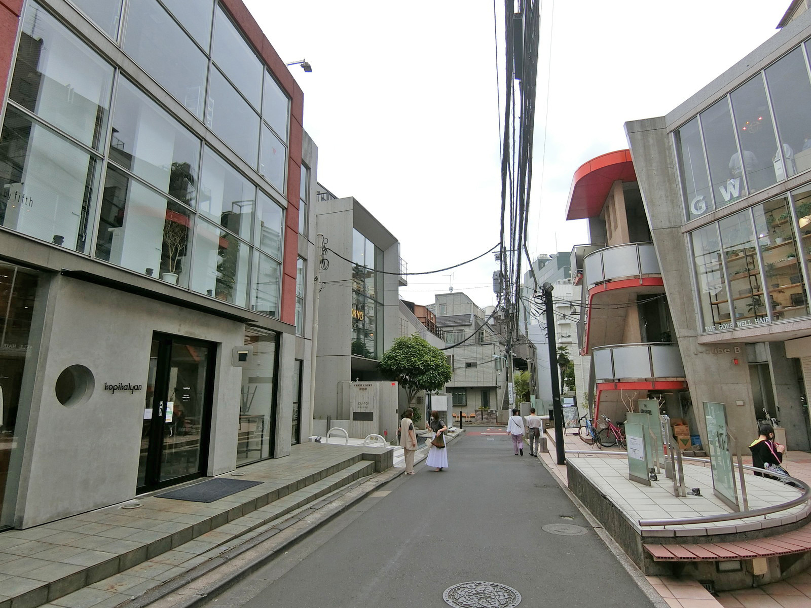 周辺は店舗が多い賑やかなエリア