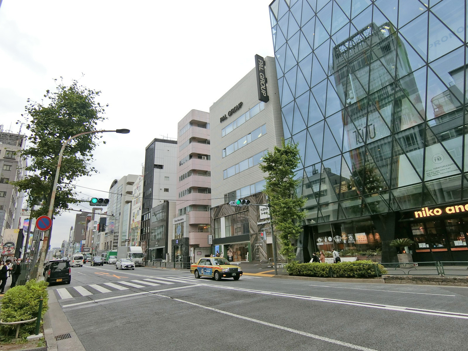 明治通り沿いに立地