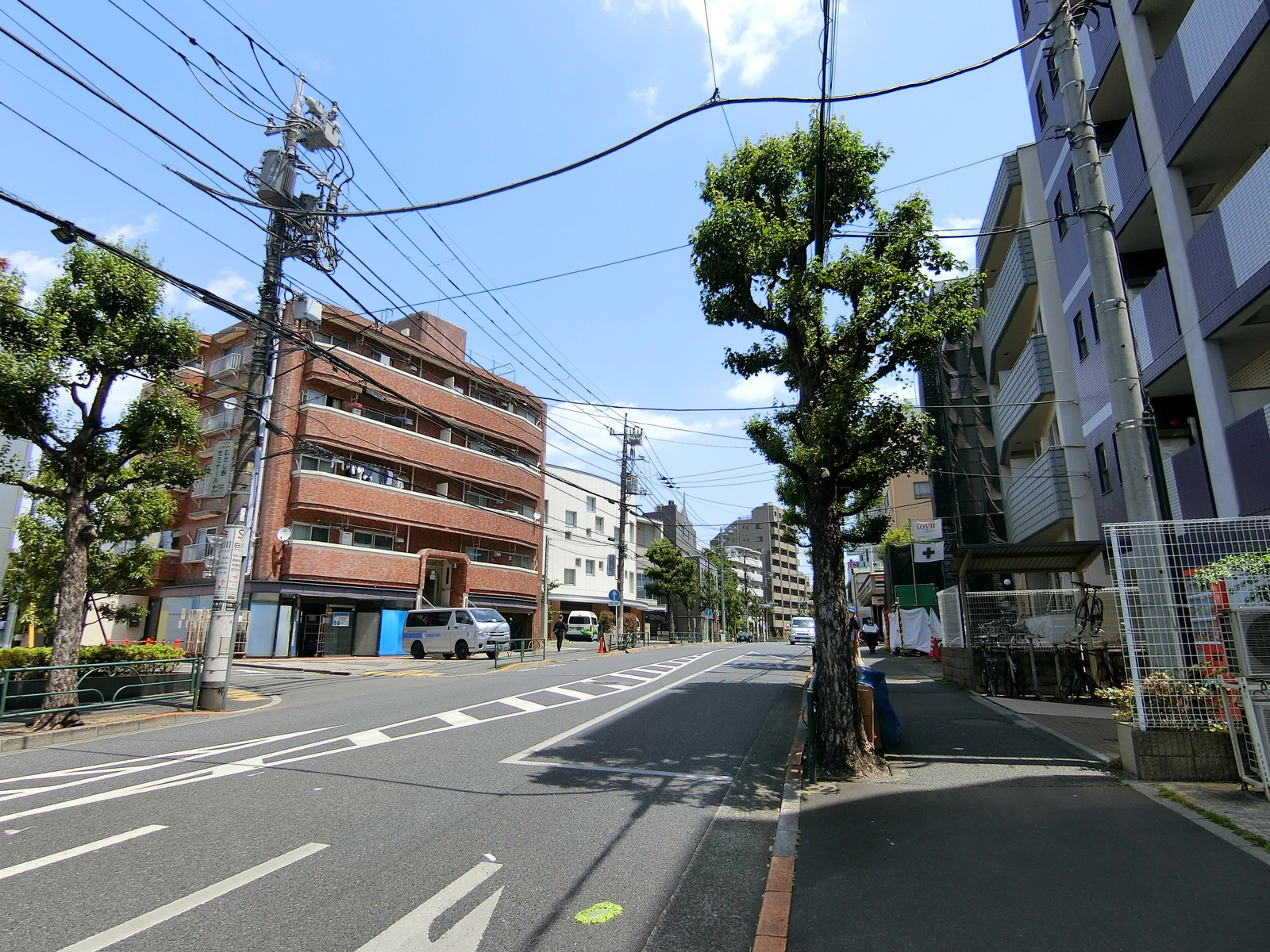 ウィンズビル前面の方南通り