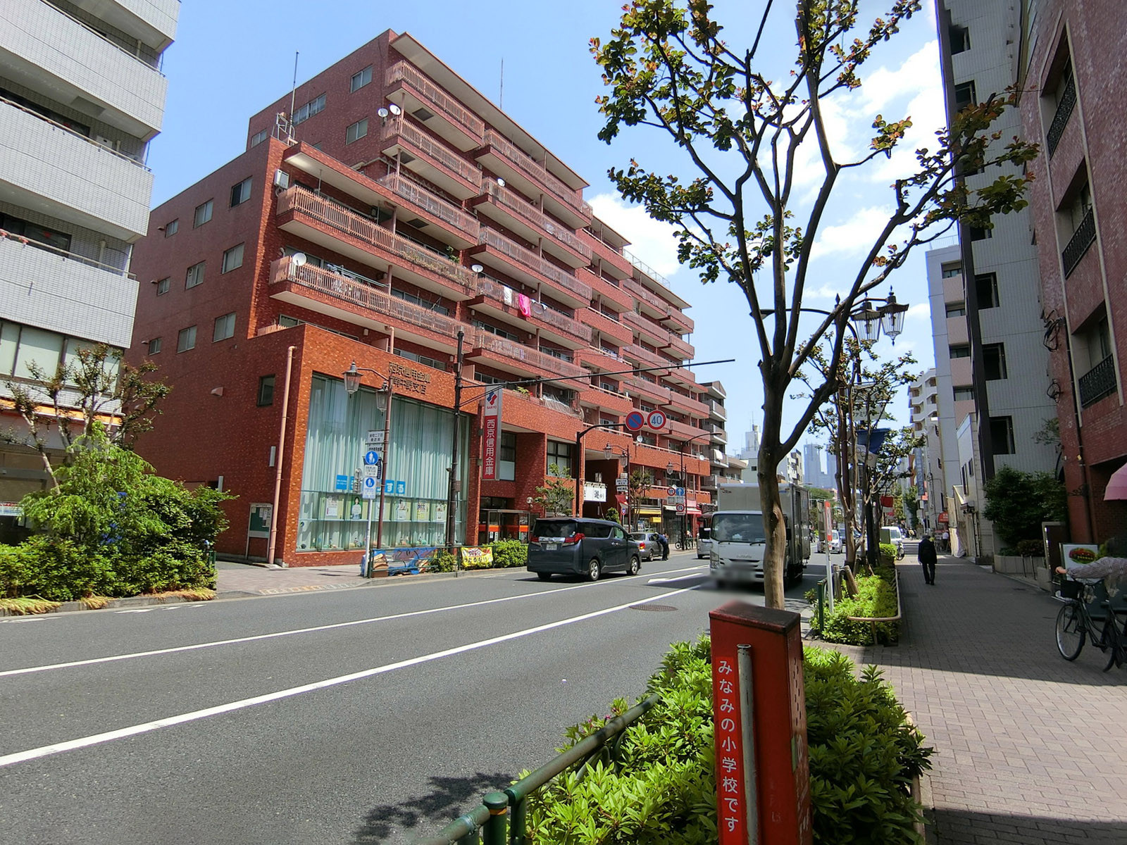 ビル前の方南通り