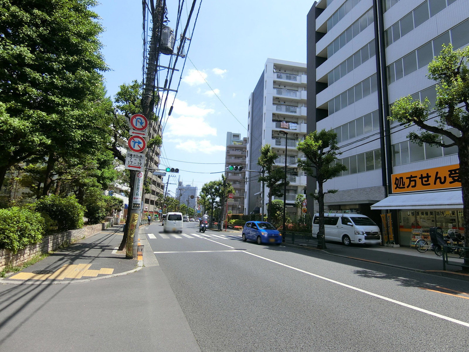 弥生町5丁目1棟ビル前面の方南通り