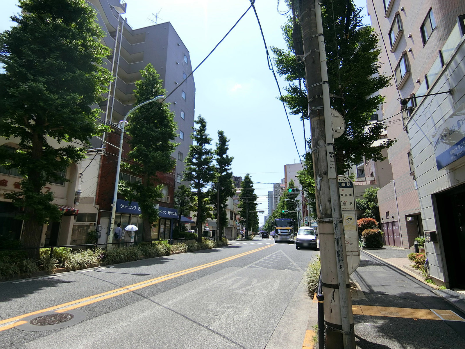ビル前の中野通り
