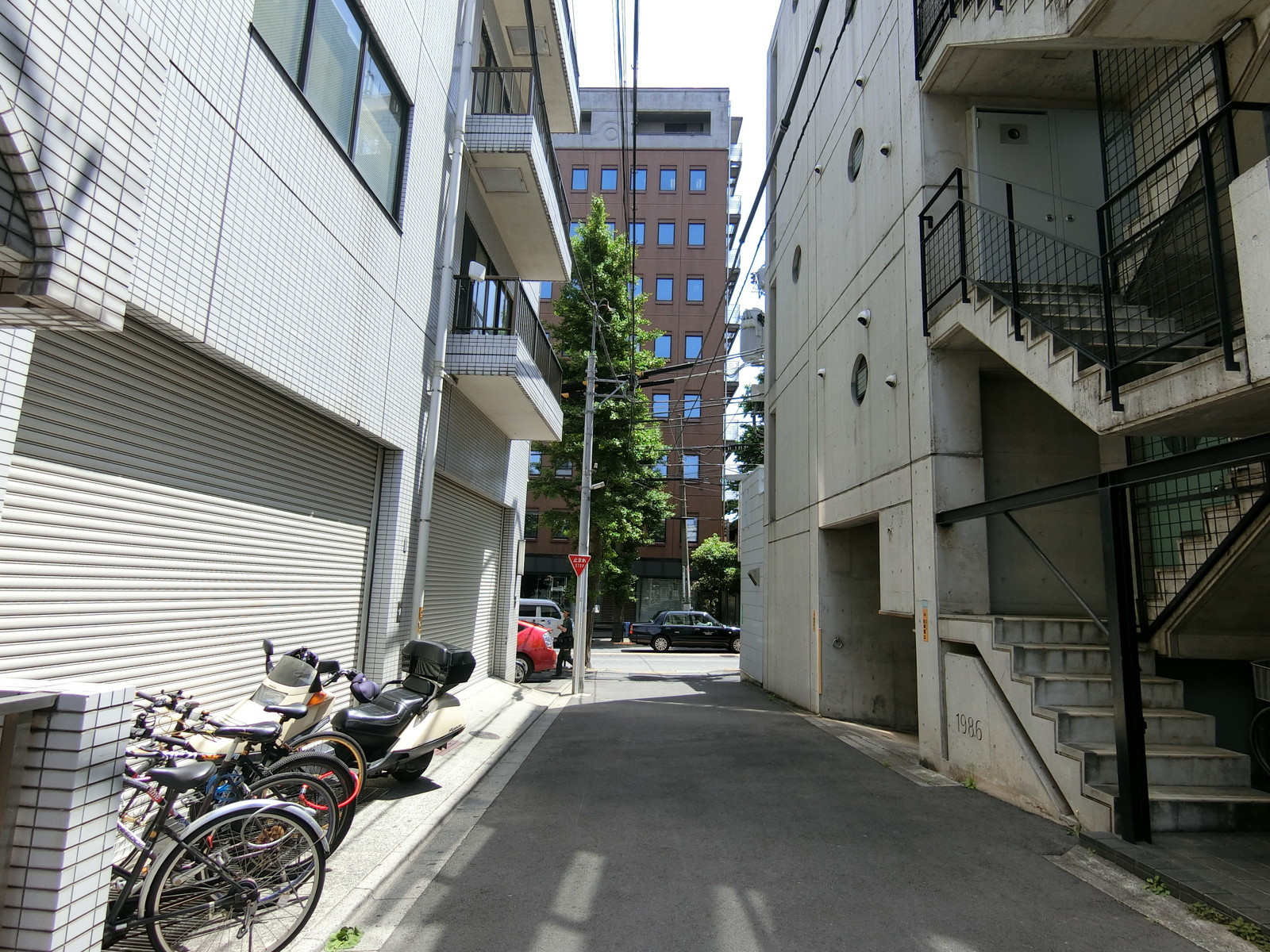 弥生町ユニオンビル前面の通り
