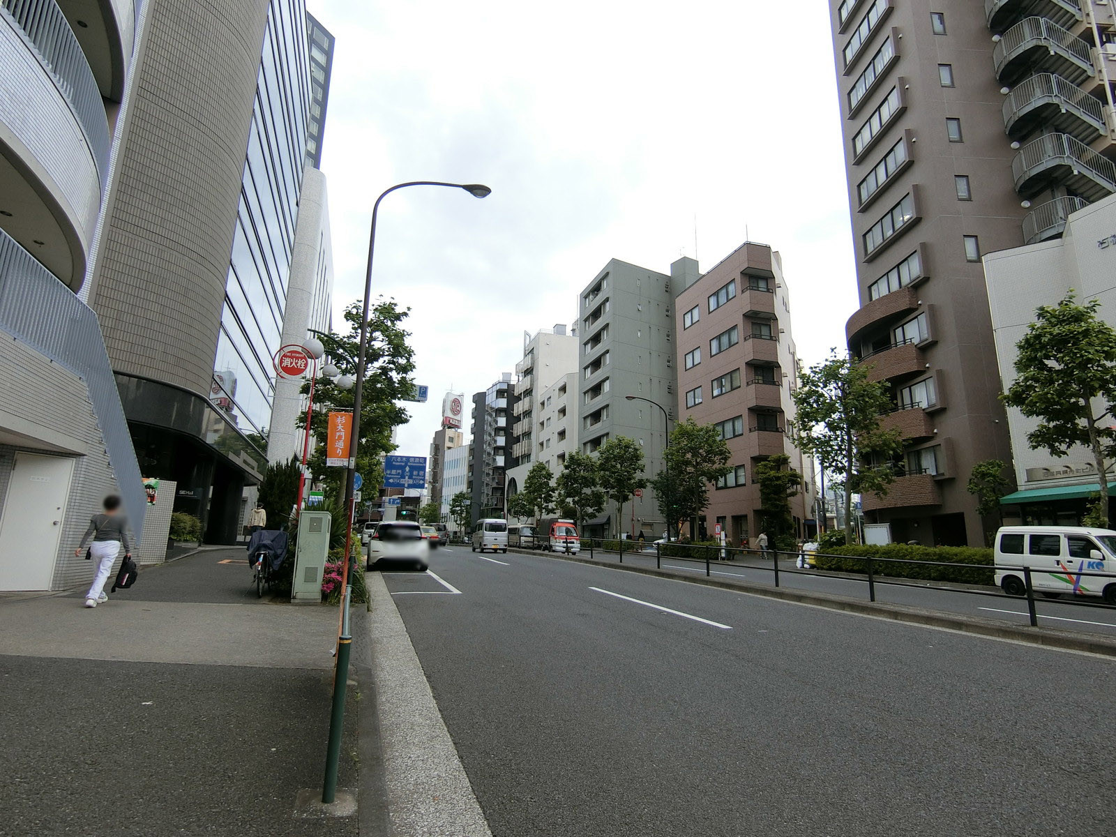 松永ビル前面の外苑東通り