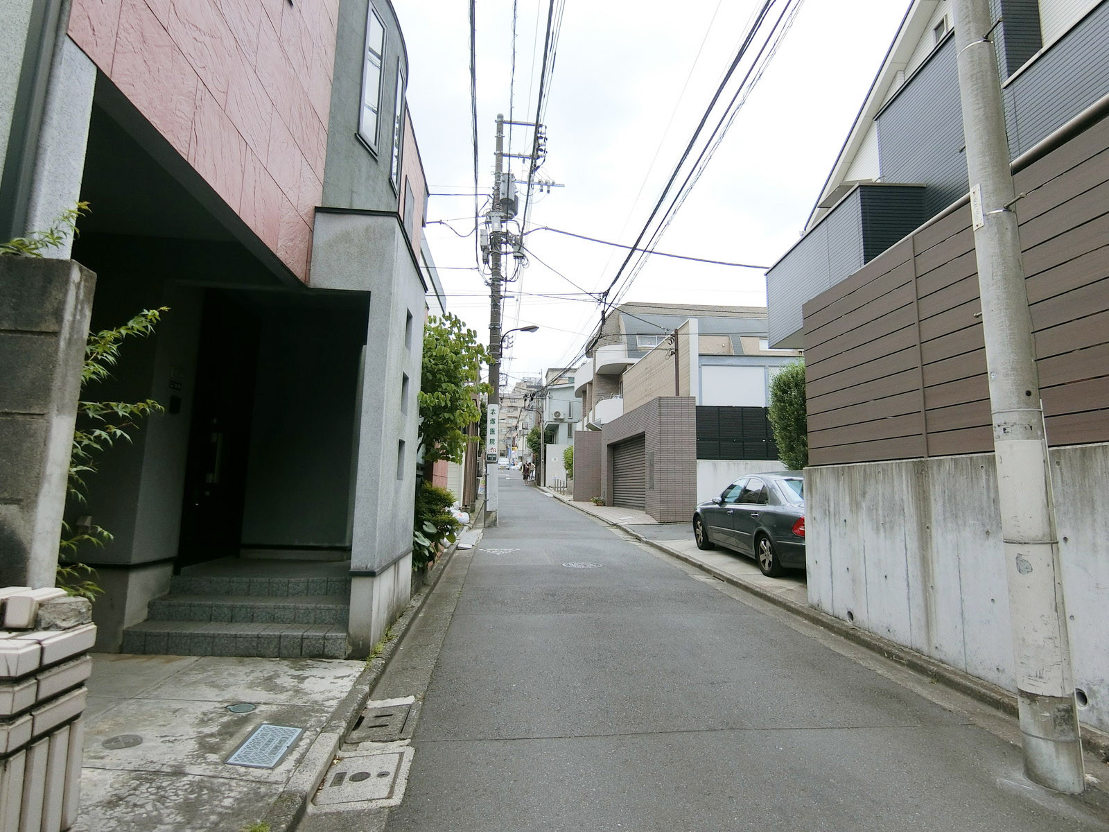 エイシンビル前面の通り