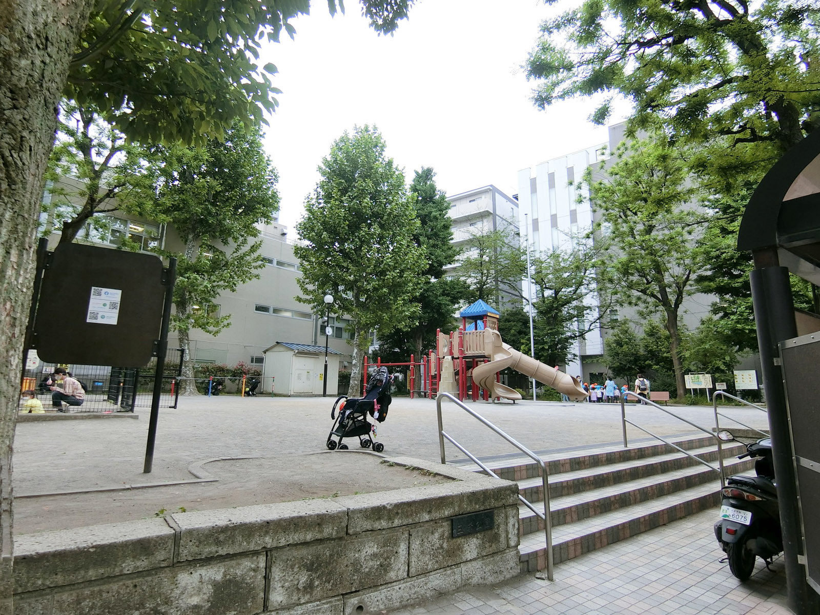 徒歩3分の新宿区立三栄公園