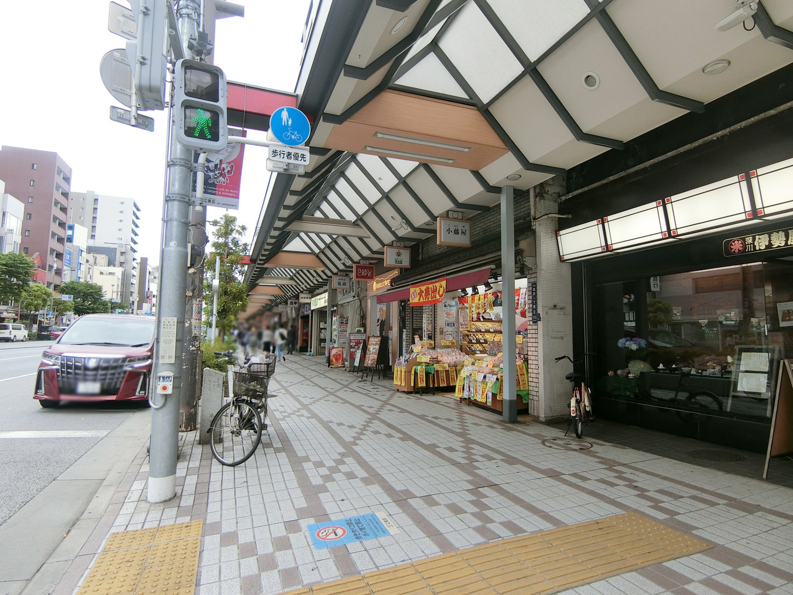 周辺は飲食店の多いエリア