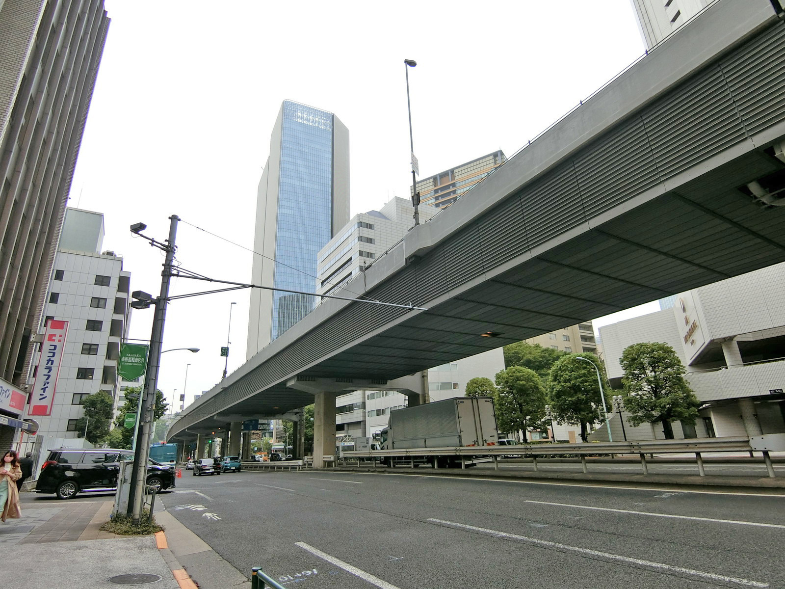 付近の六本木通り