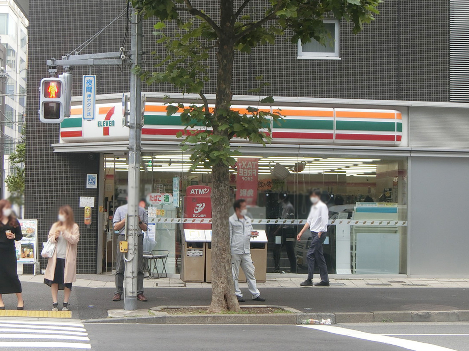 向かい並びのセブン-イレブン
