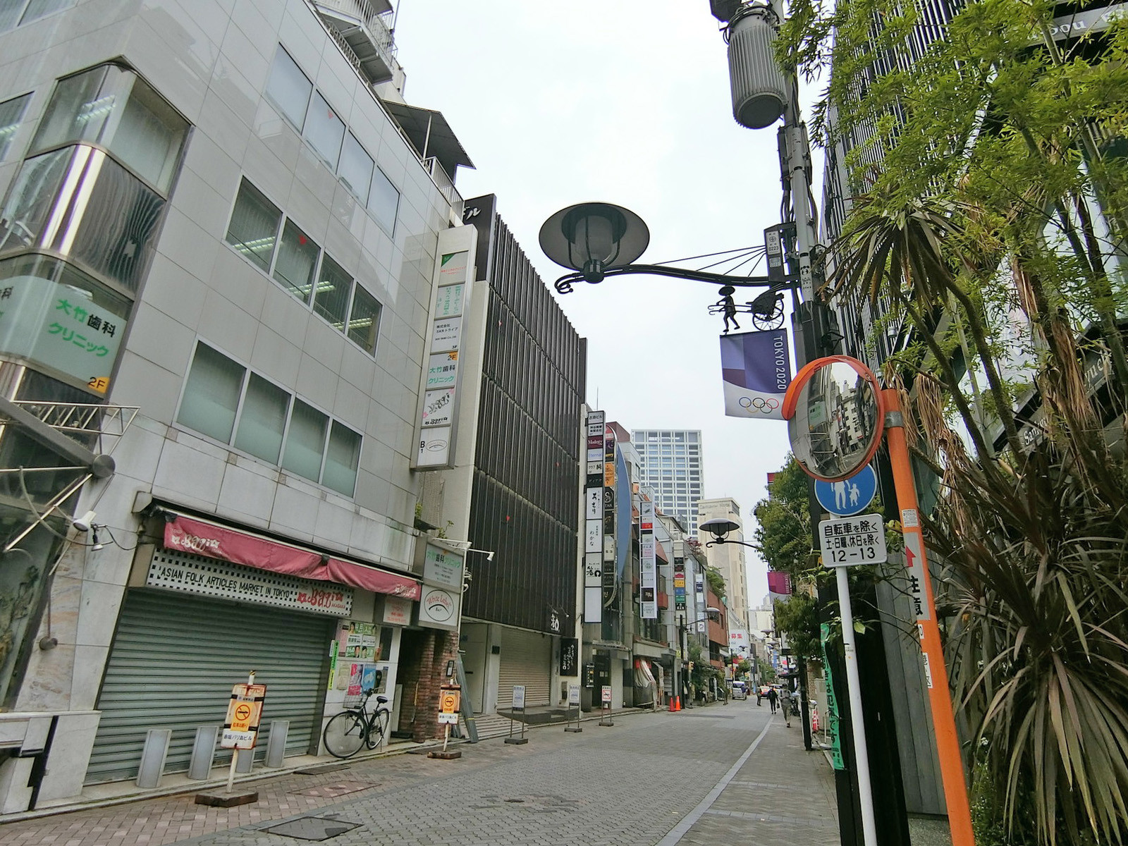 オフィスビル前面の通り