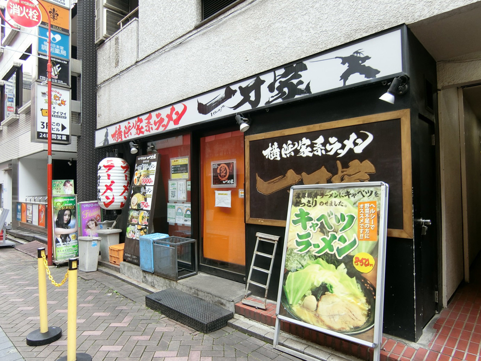 周辺は飲食店が豊富なエリア