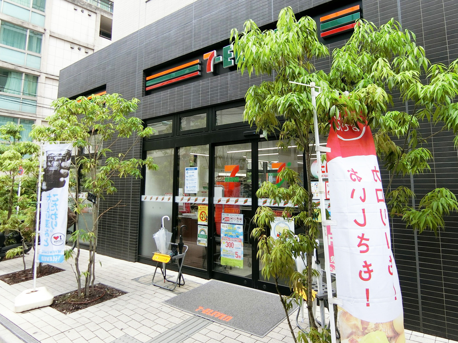 向かいのセブンイレブン
