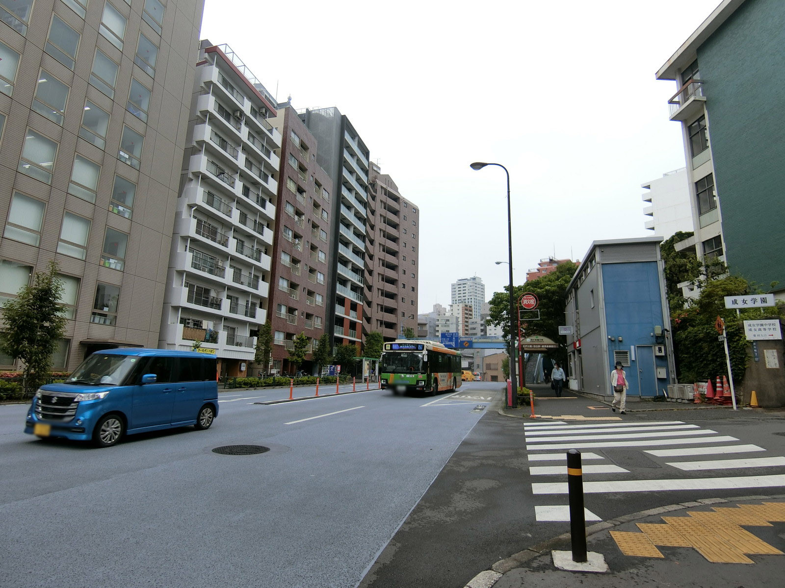 松本ビル前面の靖国通り