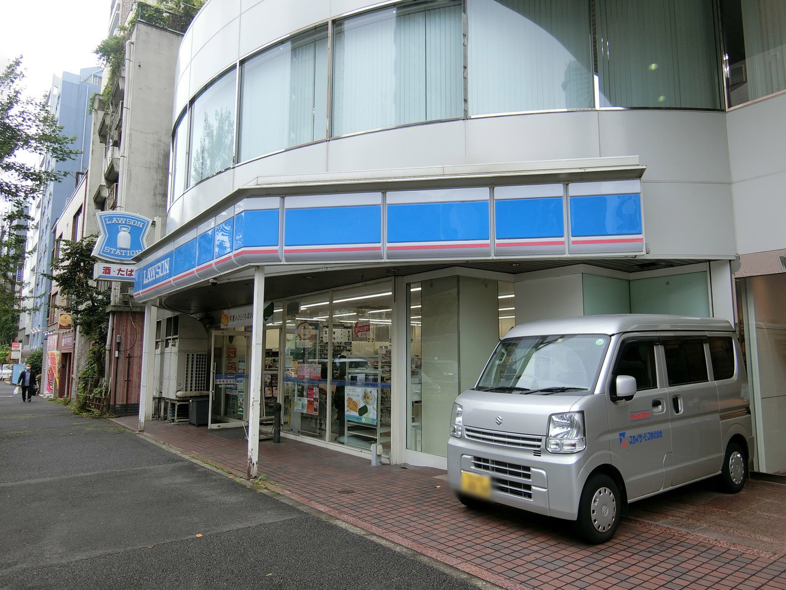 ビル前のローソン 新宿富久町店