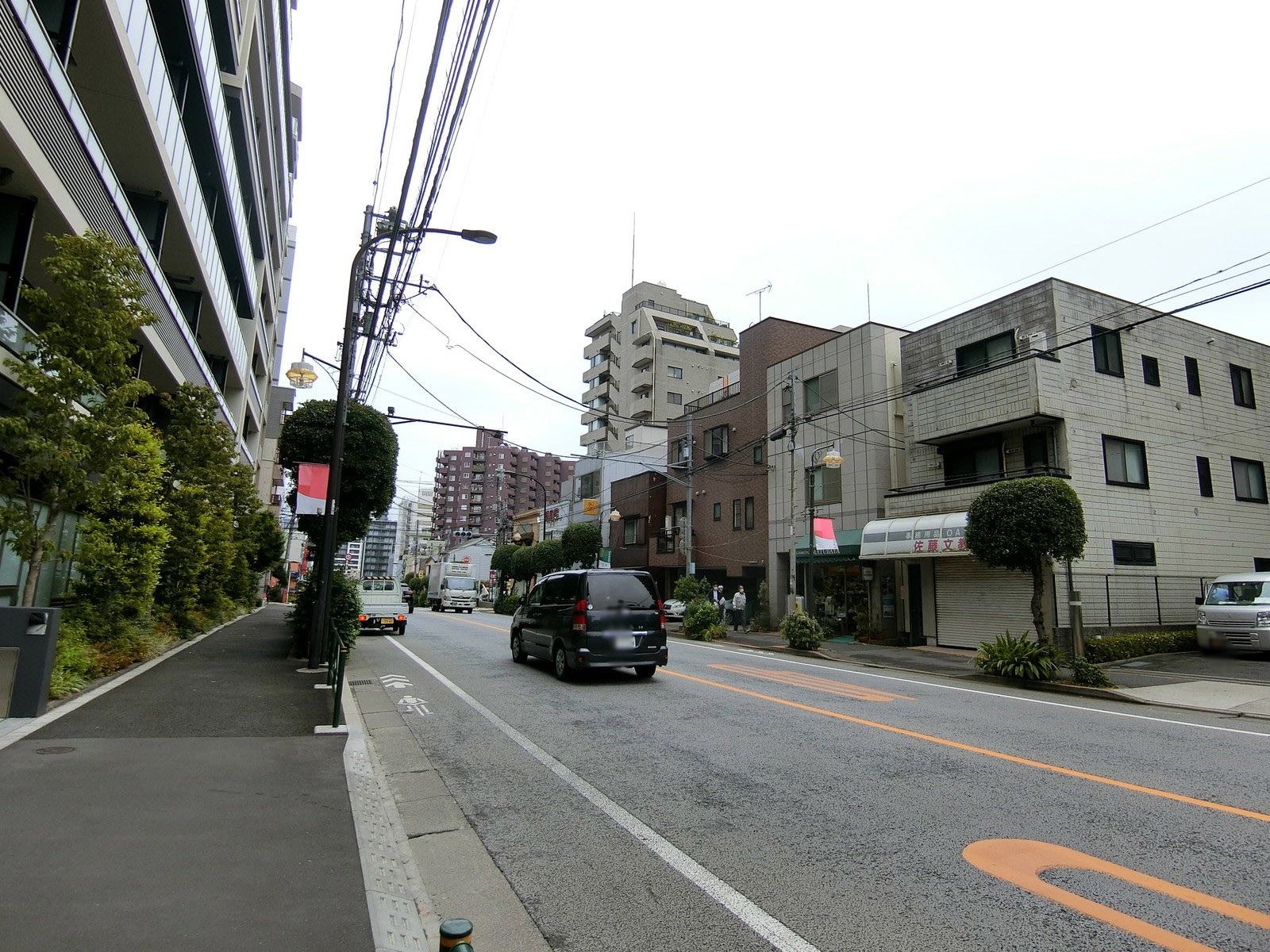 ラーズビル前面の大久保通り