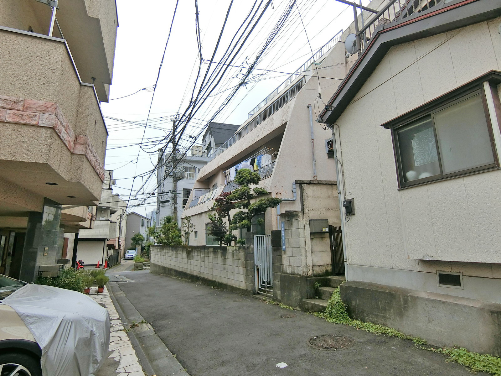周辺は住宅街