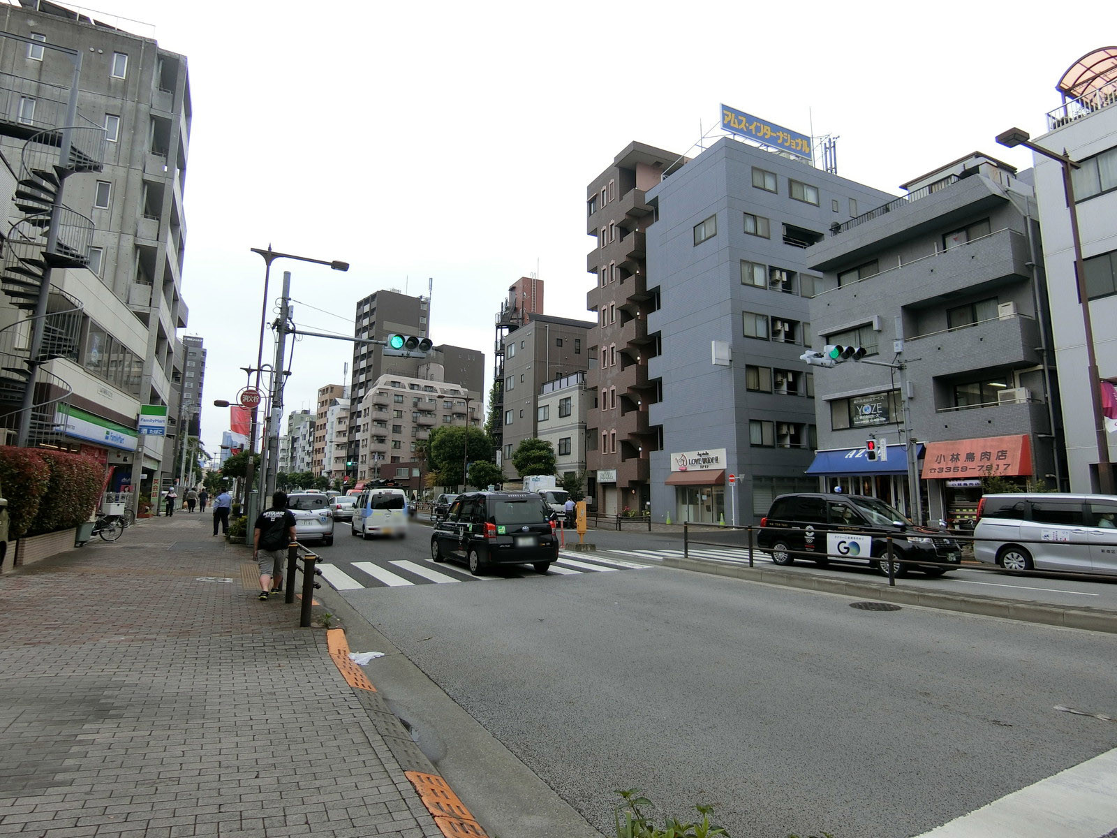 枝ビル前面の余丁町通り