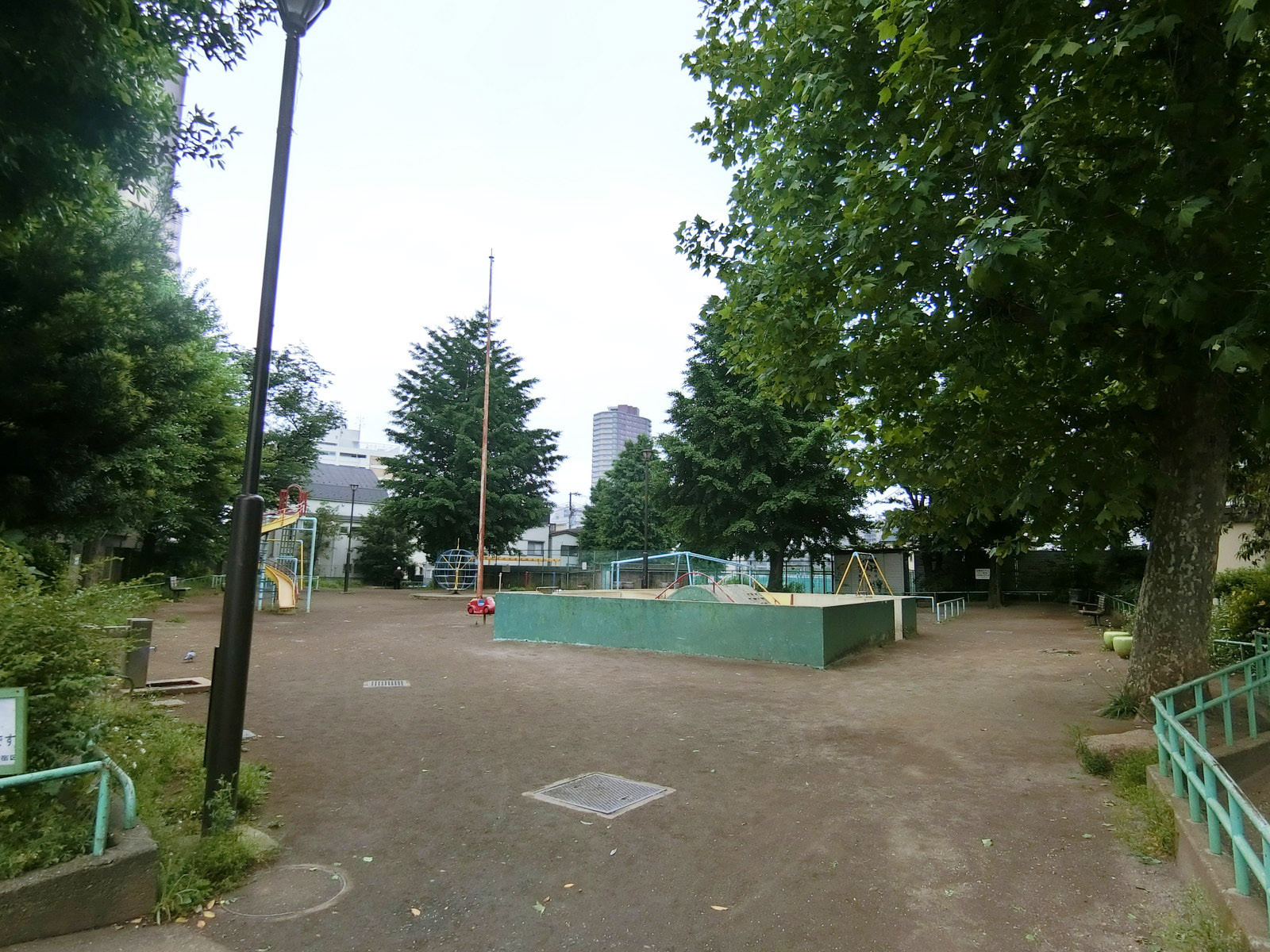 付近の新宿区立余丁町児童遊園