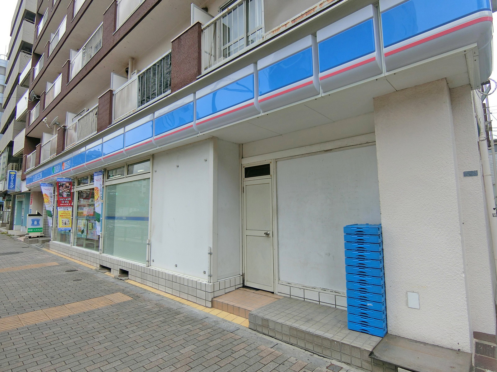 向かいの通りのローソン広尾五丁目店