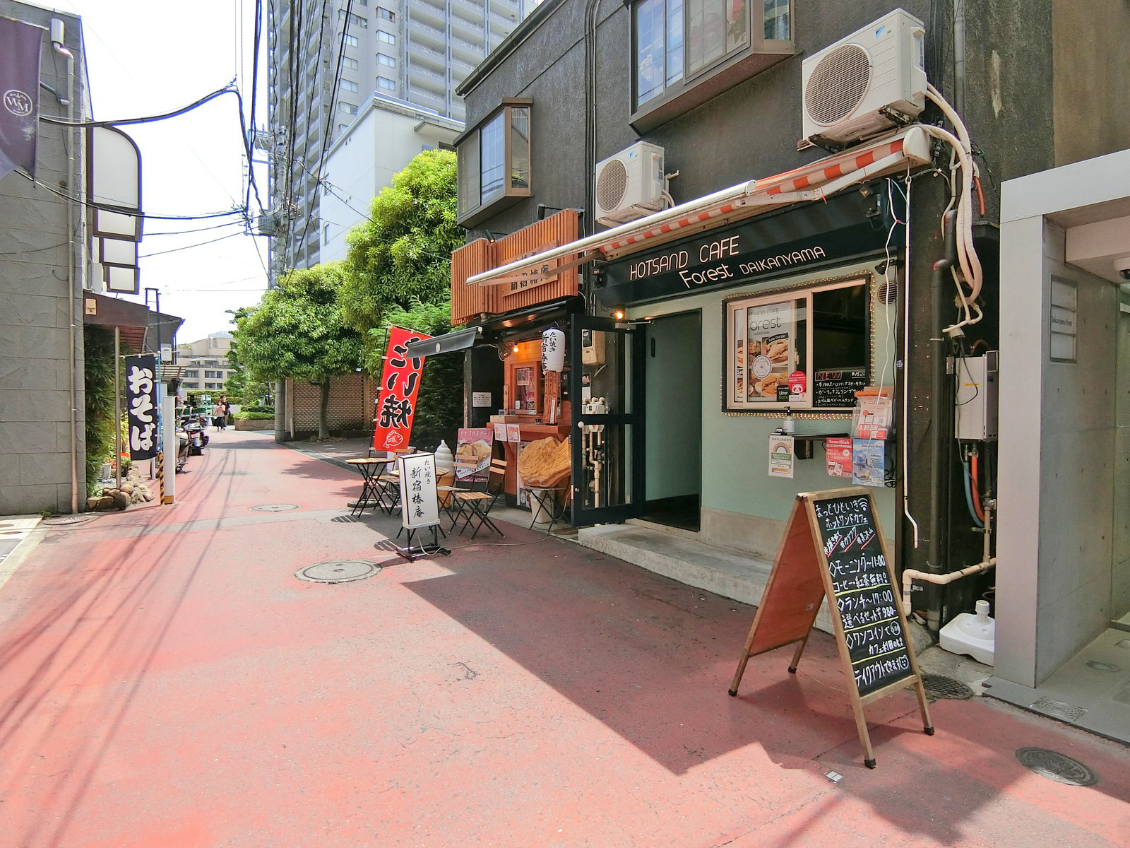 付近には飲食店が充実