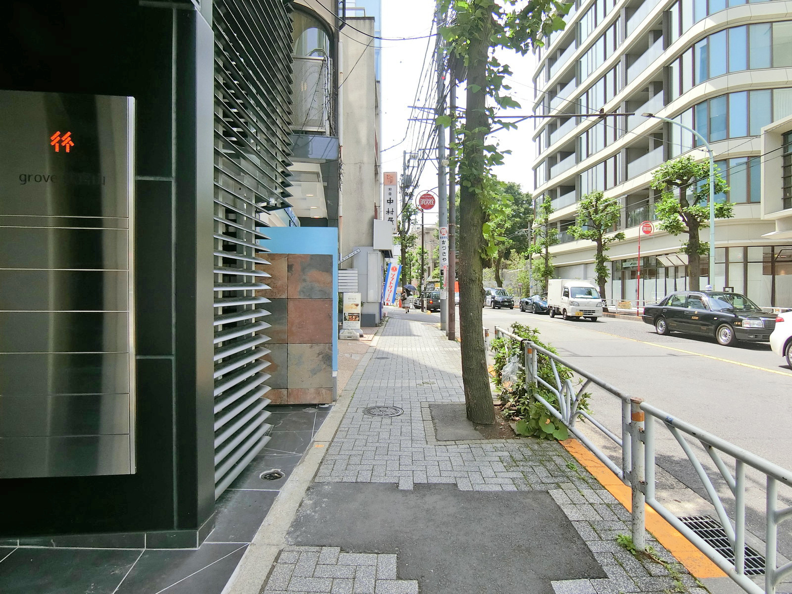 ワイエム代官山前面の通り