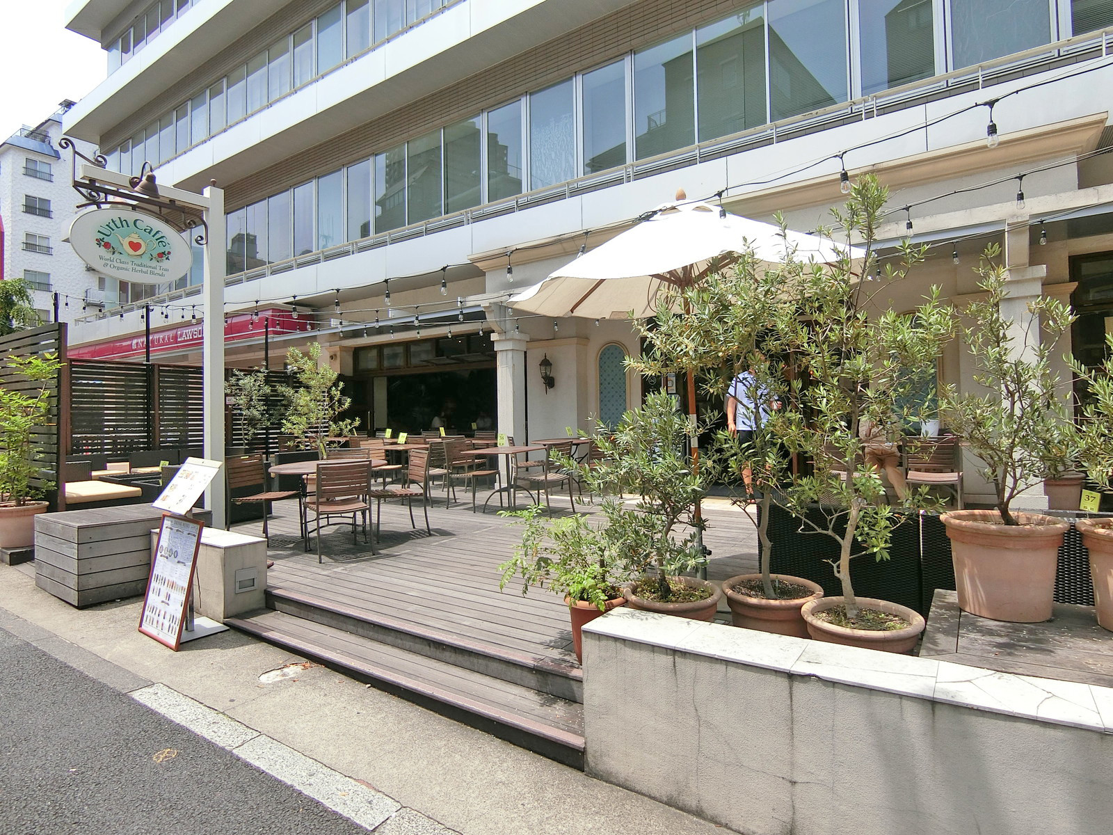 同じ並びのアースカフェ代官山店