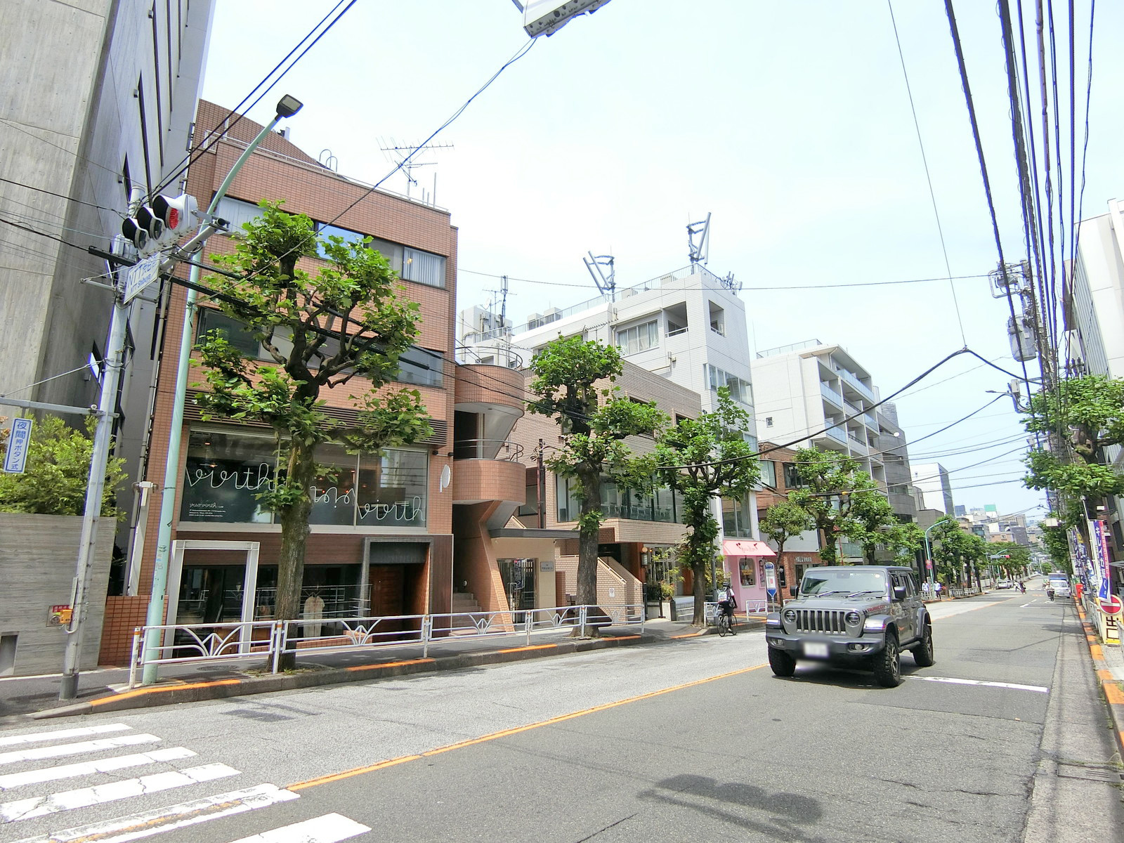 八幡通り沿いに立地