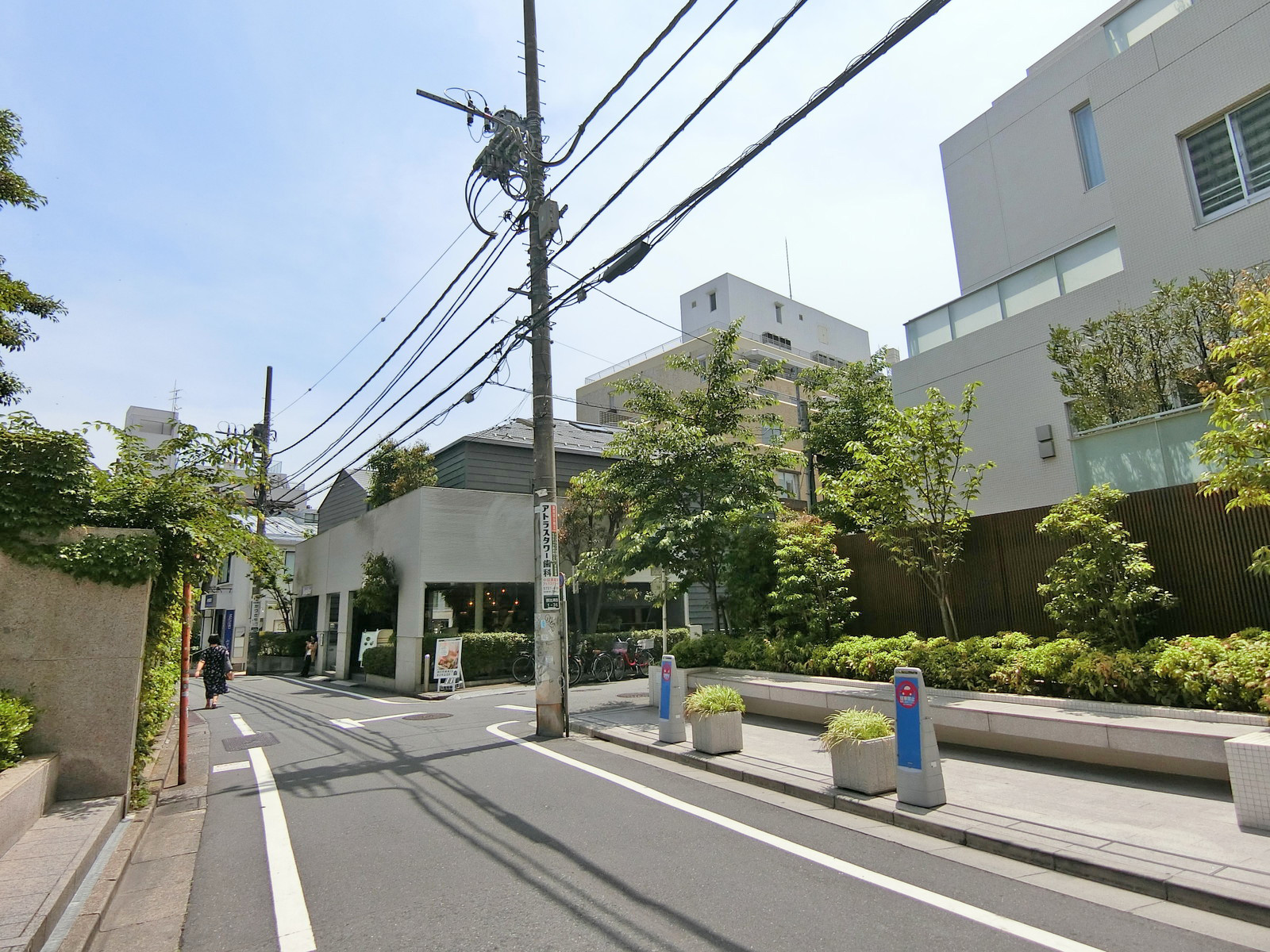 周辺は店舗が多い賑やかなエリア