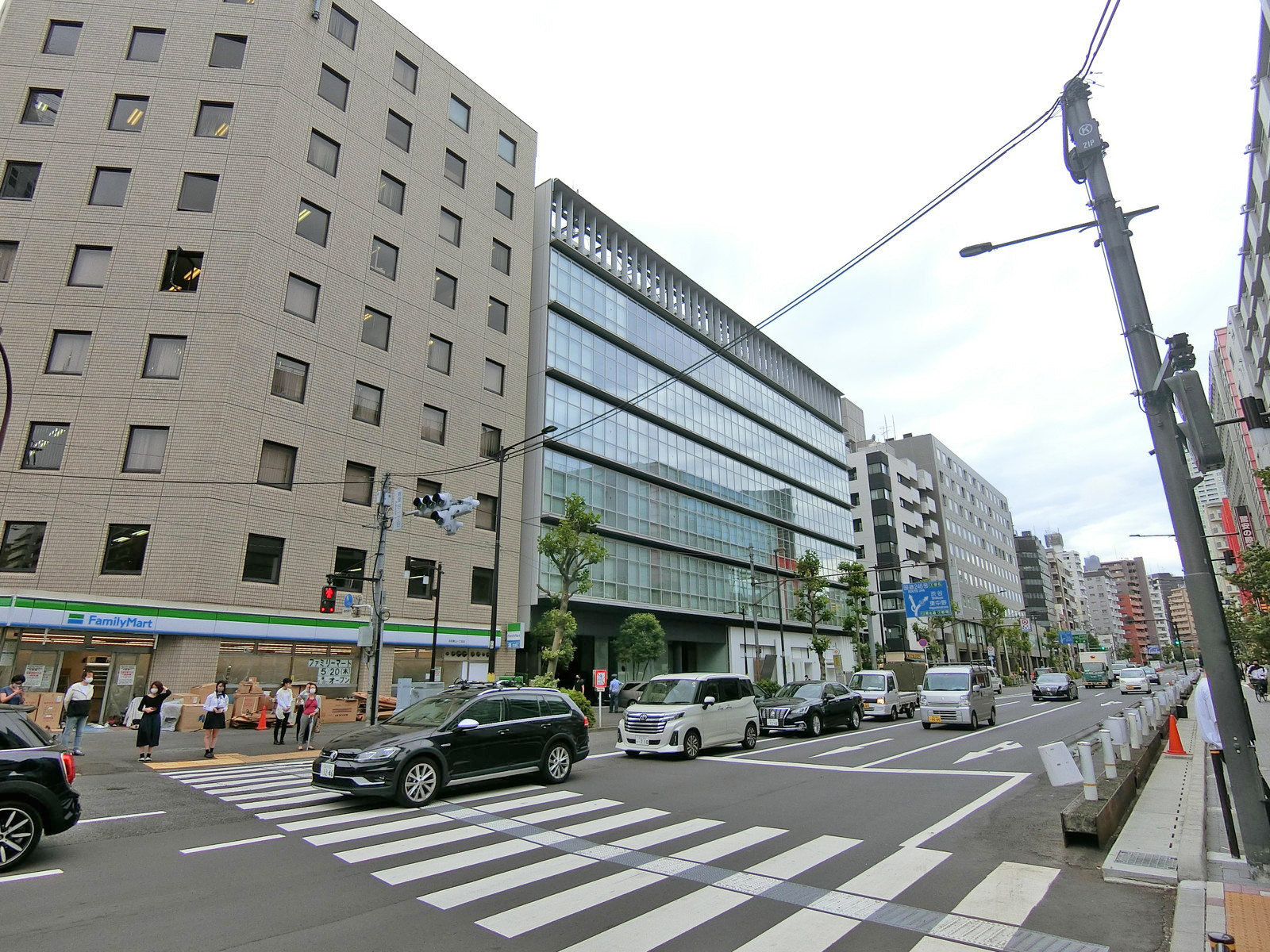 山手通り沿いに立地