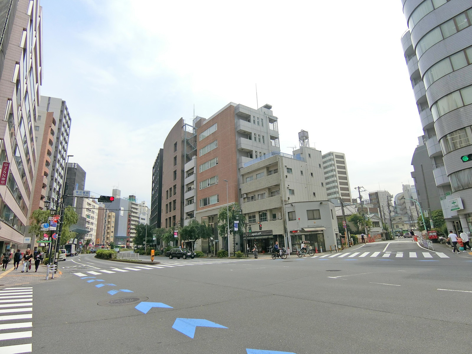明治通り沿いに立地