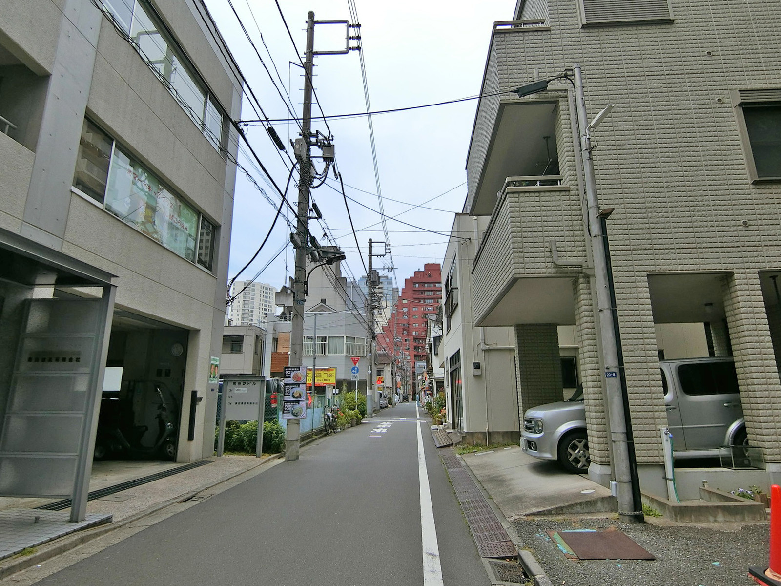 黒田芝ビル前面の通り
