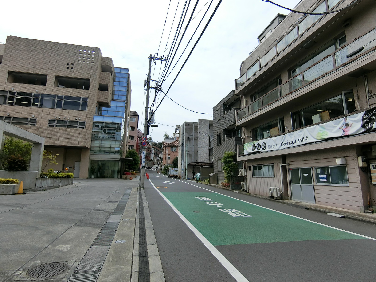 東五軒町ビル前面の通り