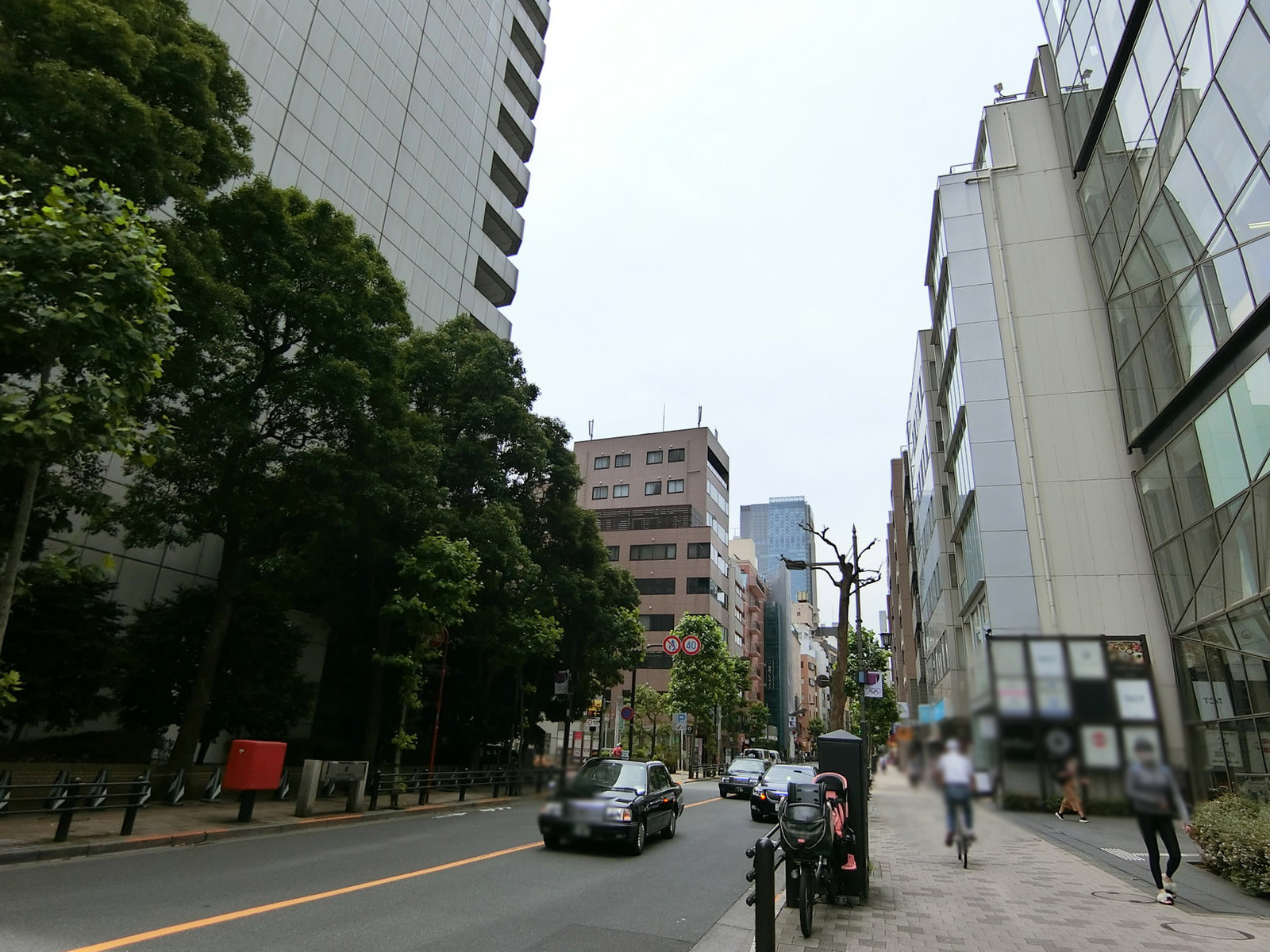 赤坂ゆうビル前面の赤坂通り