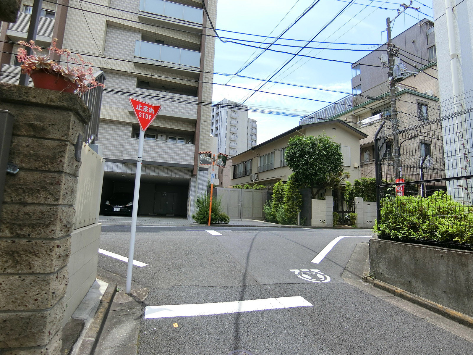 B7ビル前面の通り