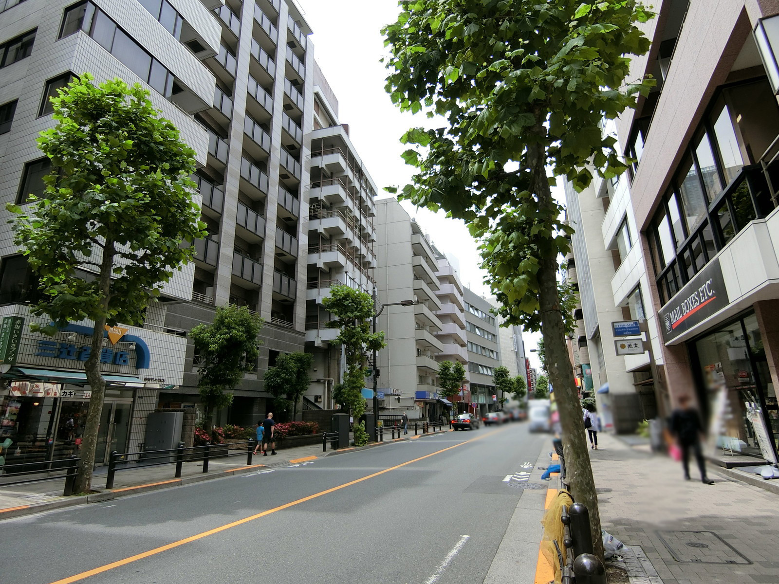 赤坂サントミビル前面の赤坂通り