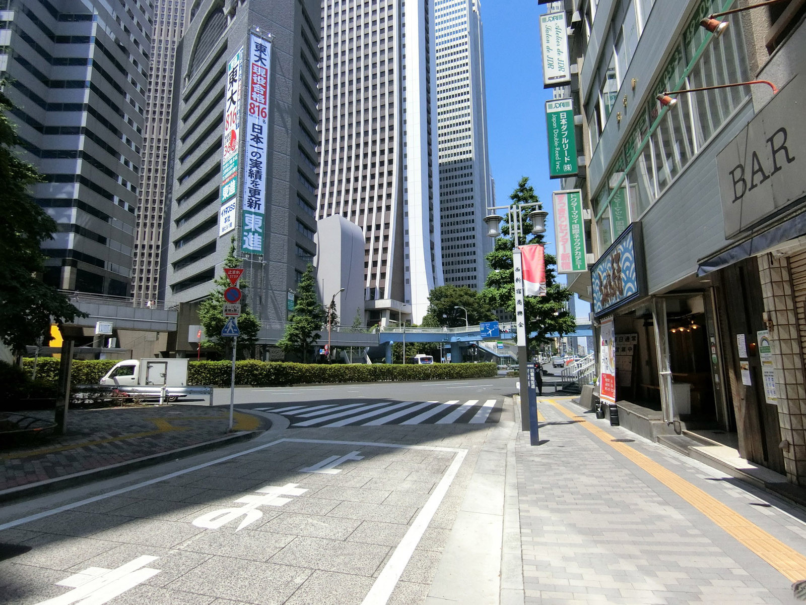 フジタ新宿ウエストビル前面の通り
