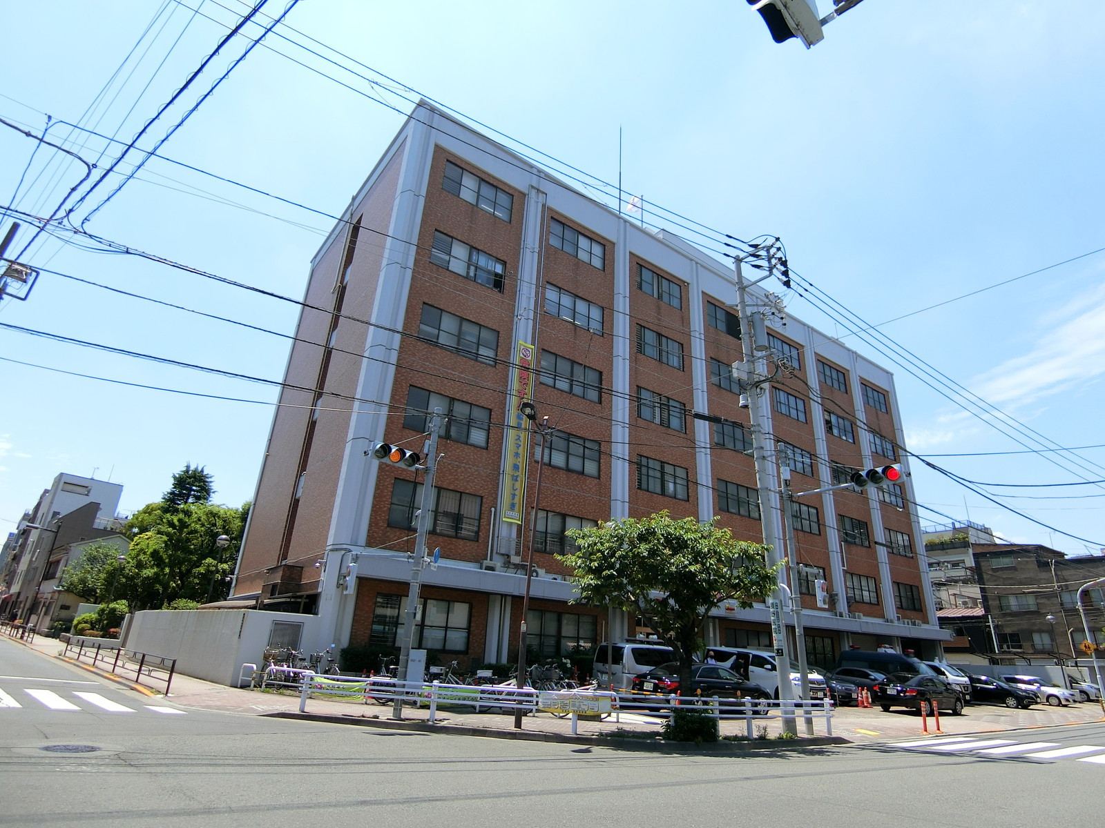 向かいにある浅草警察署