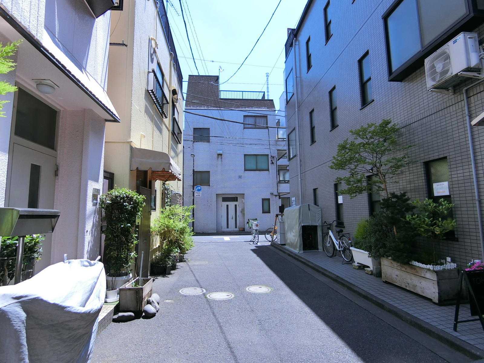 林ビル前面の通り