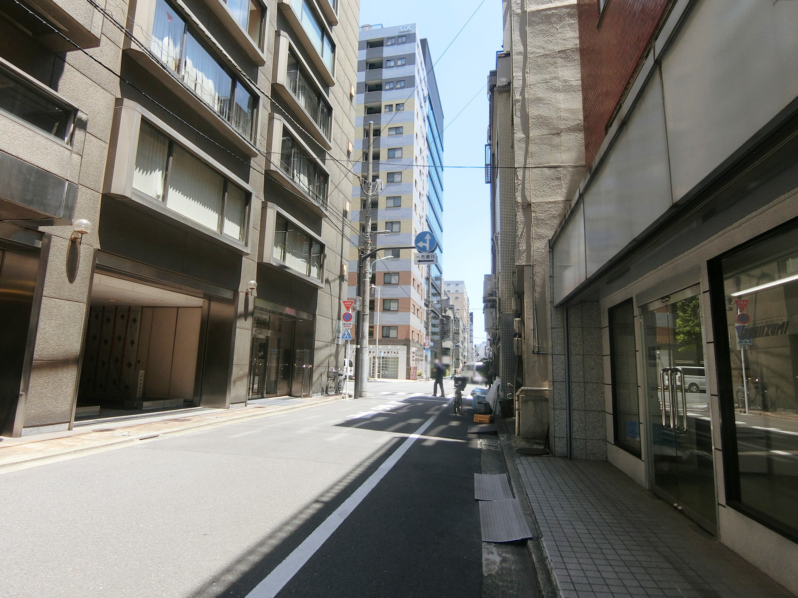 日本橋吉泉ビル前面の通り
