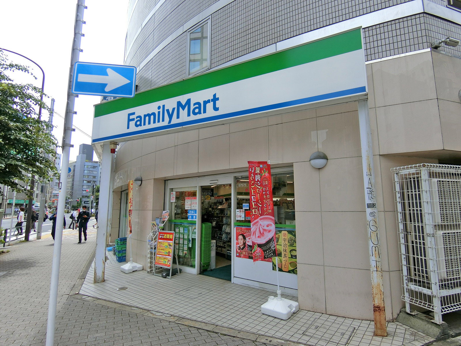 徒歩1分のファミリーマート