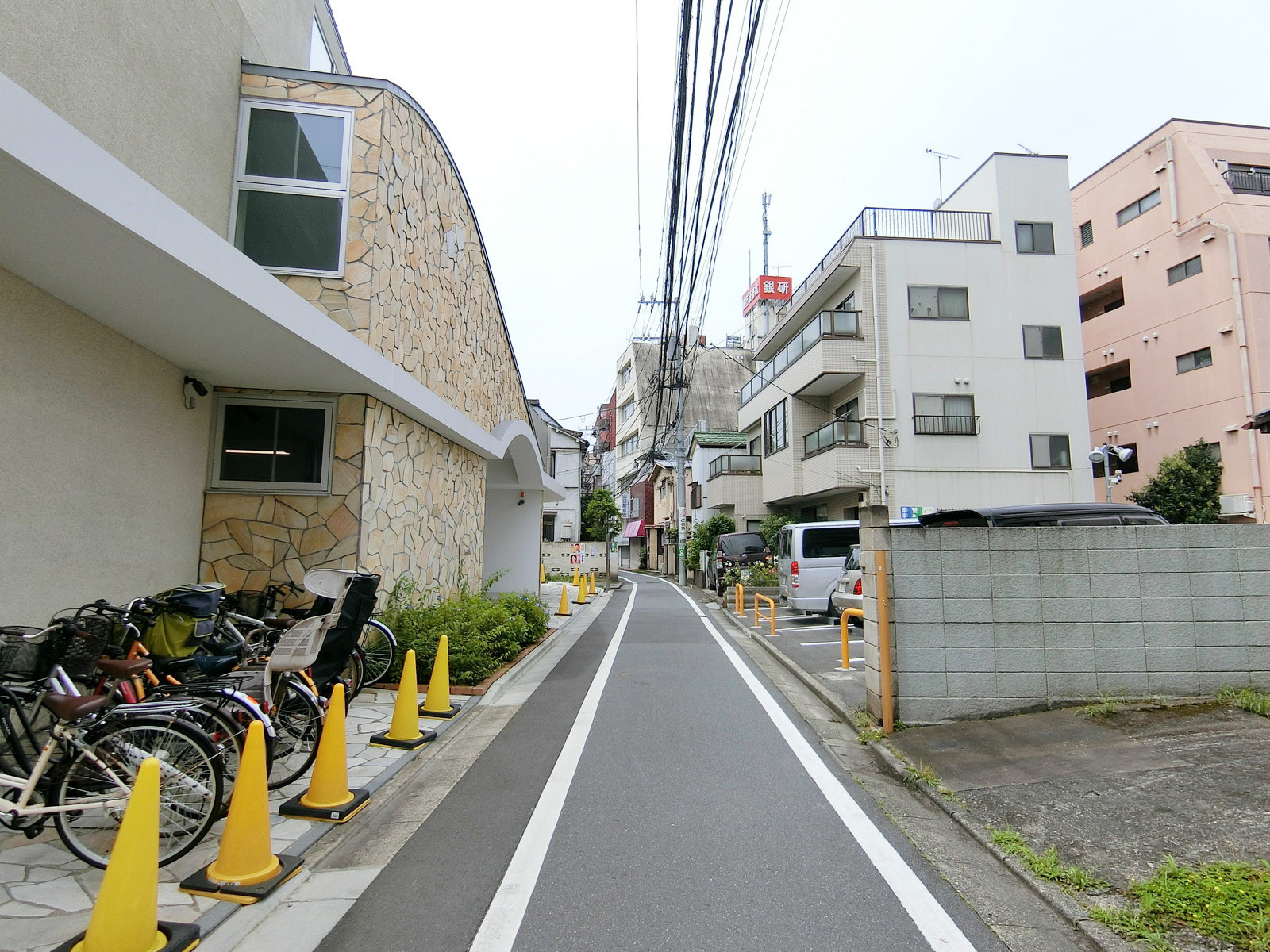 周辺は閑静な住宅エリア