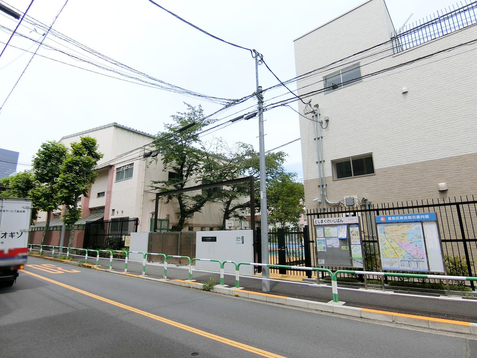 ビル前の豊島区立豊成小学校