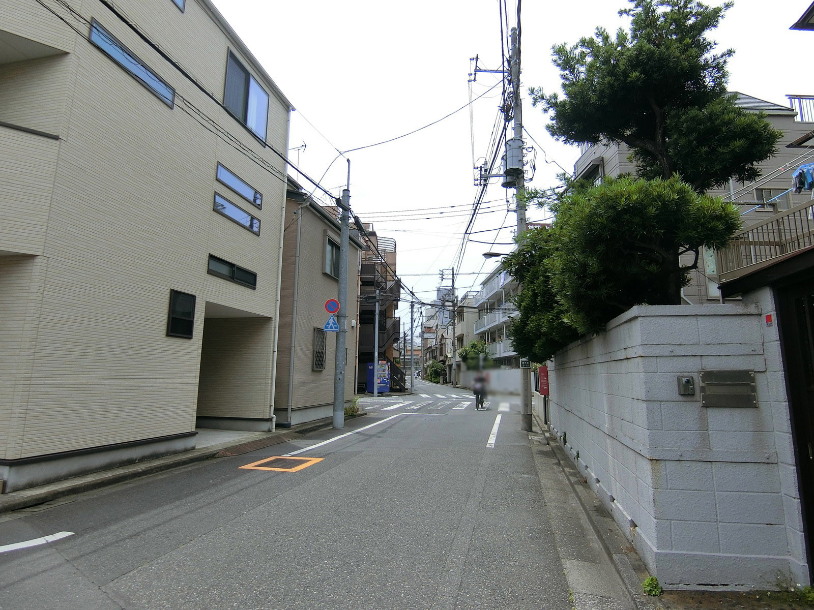 岸ビル前面の通り