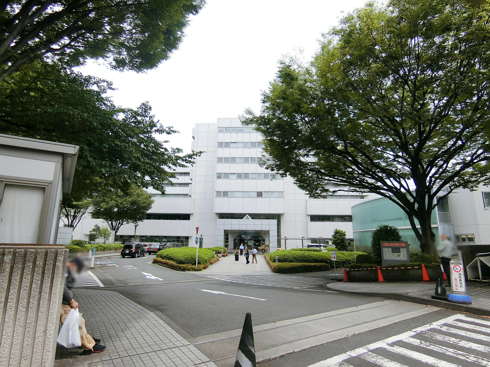 ビル前の東京都立大塚病院