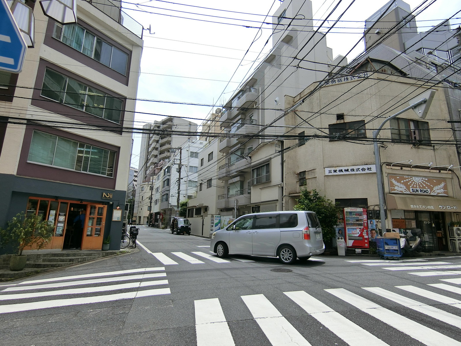 オーエスビル前面の通り
